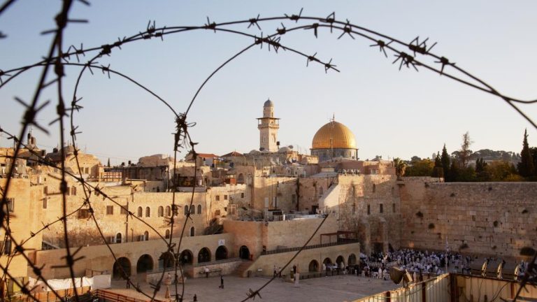 GettyImages-164941827-MiddleEast+Israel+Jerusalem+Dome+BarbedWire+Conflict